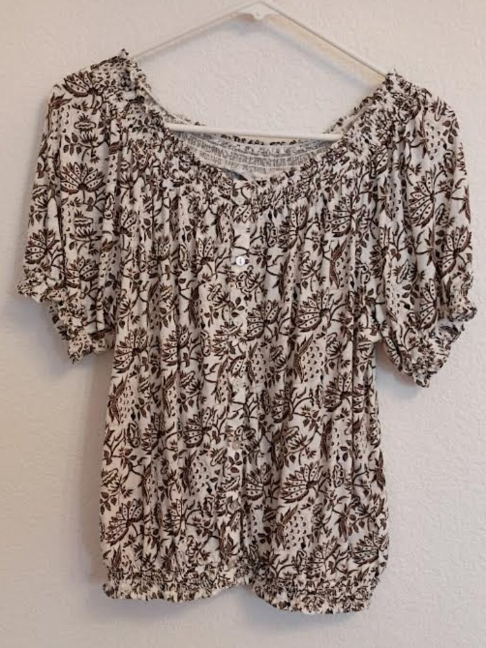 LUCKY BRAND WOMEN'S TOP BROWN FLORAL ELASTIC SMOCKING NECK WAIST FAUX BUTTON MED